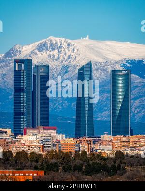 Madrid, Spanien - 12. Januar 2022: Atemberaubender Blick auf die spanische Hauptstadt mit den Wolkenkratzern von Cuatro Torres, bestehend aus Torre Espacio und Torre de Crist Stockfoto