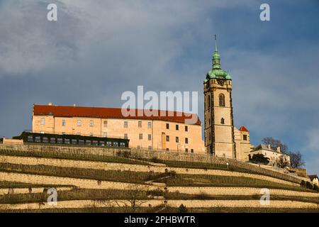 Chateau Melnik im Frühling auf dem Hügel über dem Zusammenfluss von Labe und Moldau, Tschechische Republik. Stockfoto