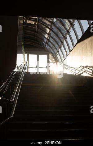 Sonnenlicht auf einer dunklen Treppe Stockfoto