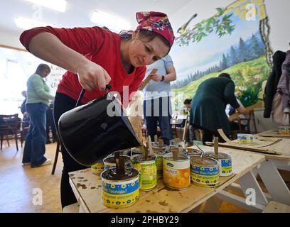 Ukrainische Flüchtlinge und tschechische Freiwillige nehmen am 27. März 2023 im ukrainischen Haus in Jihlava, Tschechische Republik, an der Herstellung von Kerzen im Schützengraben für ukrainische Soldaten Teil. Auf dem Foto ist eine der Organisatoren Tetiana Varpihovska zu sehen. (CTK Photo/Lubos Pavlicek) Stockfoto