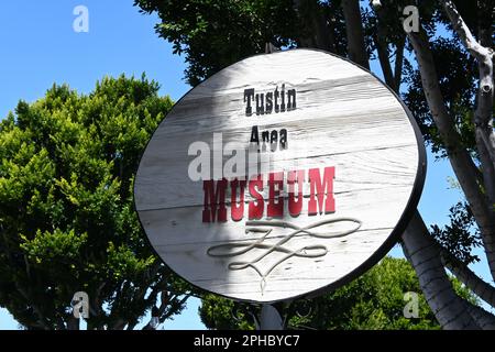 TUSTIN, KALIFORNIEN - 26. MÄRZ 2023: Tustin Area Museum Schild in der Altstadt von Tustin auf El Camino Real. Stockfoto