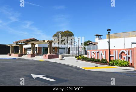 TUSTIN, KALIFORNIEN - 26. MÄRZ 2023: Tustin High Schild und Büro auf dem Campus der Schamschule auf El Camino Real. Stockfoto