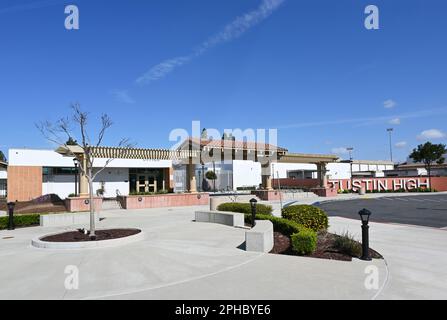 TUSTIN, KALIFORNIEN - 26. MÄRZ 2023: Tustin High Schild und Büro auf dem Campus der Schamschule auf El Camino Real. Stockfoto