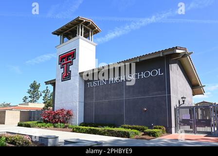 TUSTIN, KALIFORNIEN - 26. MÄRZ 2023: Tustin High School Schild und Turm mit Schullogo. Stockfoto