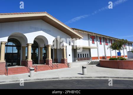 TUSTIN, KALIFORNIEN - 26. MÄRZ 2023: Der Sports Pavilion auf dem Campus der Tustin High School, Heimstadion der Tillers. Stockfoto