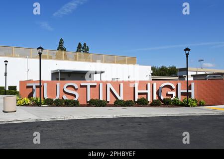 TUSTIN, KALIFORNIEN - 26. MÄRZ 2023: Tustin High-Schild auf dem Campus der öffentlichen Schule. Stockfoto