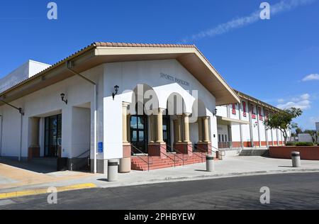 TUSTIN, KALIFORNIEN - 26. MÄRZ 2023: Der Sports Pavilion auf dem Campus der Tustin High School, Heimstadion der Tillers. Stockfoto