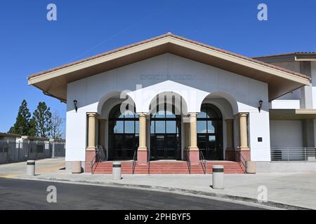 TUSTIN, KALIFORNIEN - 26. MÄRZ 2023: Der Sports Pavilion auf dem Campus der Tustin High School, Heimstadion der Tillers. Stockfoto