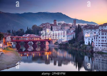 Bassano del Grappa, Italien. Stadtbild von Bassano del Grappa in der Provinz Vicenza, in der Region Veneto im Norden Italiens bei Sonnenaufgang. Stockfoto