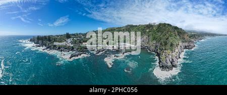 Blick auf den natürlichen Caloura Swimmingpool, der sich in einem Fischerdorf am Meer mit großartiger Aussicht und einem abgeschiedenen Strand in Sao Miguel, Azoren, befindet Stockfoto