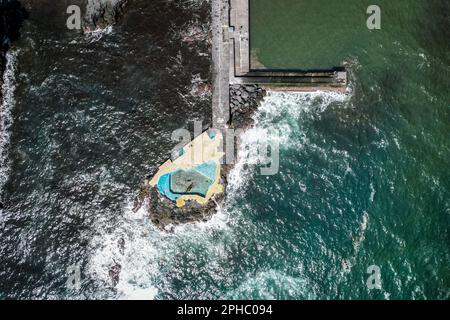 Blick auf den natürlichen Caloura Swimmingpool, der sich in einem Fischerdorf am Meer mit großartiger Aussicht und einem abgeschiedenen Strand in Sao Miguel, Azoren, befindet Stockfoto