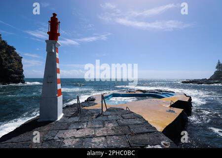 Der natürliche Caloura Swimmingpool befindet sich in einem Fischerdorf am Meer mit toller Aussicht und einem abgeschiedenen Strand auf der Insel Sao Miguel auf den Azoren Stockfoto