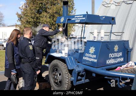 BOIARKA, UKRAINE - 27. MÄRZ 2023 - Teilnehmer erhalten während der Zeremonie heiße Getränke zur Übergabe von 10 neuen Autos an die Polizei der Region Kiew Stockfoto