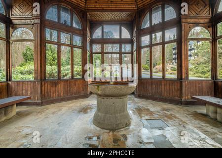 Gesunder Frühling mit altem netten Unterschlupf mit Fenster im Kurort Karlova Studanka am Morgen Stockfoto