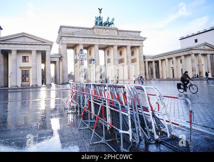 Berlin, Deutschland. 27. März 2023. Auf dem Pariser Platz vor dem Brandenburger Tor stehen Absperrzäune. Der britische König Karl III. Und Königin Camilla kommen am 29. März 2023 zu einem Staatsbesuch nach Deutschland. Aus der Sicht der Gastgeber soll das Programm für Karls erste Reise ins Ausland als König die gegenseitigen Beziehungen in der Vergangenheit, Gegenwart und Zukunft widerspiegeln. Kredit: Annette Riedl/dpa/Alamy Live News Stockfoto