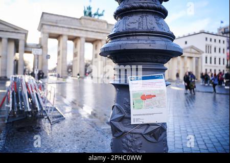 Berlin, Deutschland. 27. März 2023. Ein Polizeischild mit dem rot markierten Sicherheitsbereich um den Pariser Platz und das Brandenburger Tor hängt an einem Laternenpfahl. Der britische König Karl III. Und Königin Camilla kommen am 29. März 2023 zu einem Staatsbesuch nach Deutschland. Aus der Sicht der Gastgeber soll das Programm für Charles' erste Reise ins Ausland als König die gegenseitigen Beziehungen in der Vergangenheit, Gegenwart und Zukunft widerspiegeln. Kredit: Annette Riedl/dpa/Alamy Live News Stockfoto