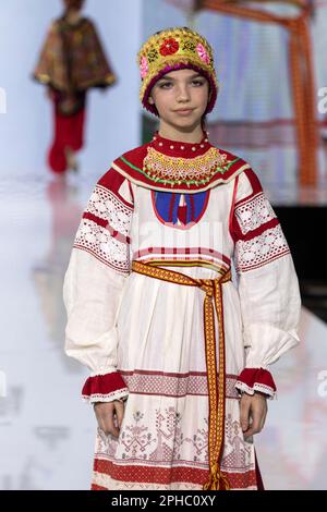 Moskau, Russland. 26. März 2023. Models präsentieren traditionelle russische Nationalkostüme auf einem Laufsteg als Teil der Show „Edges of the World“ beim Kids Fashion Week Kindermodefestival im Central Children's Store auf Lubjanka in Moskau, Russland Stockfoto
