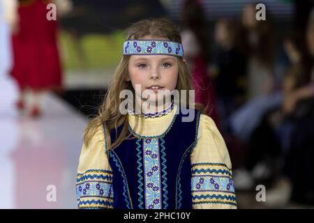 Moskau, Russland. 26. März 2023. Models präsentieren traditionelle russische Nationalkostüme auf einem Laufsteg als Teil der Show „Edges of the World“ beim Kids Fashion Week Kindermodefestival im Central Children's Store auf Lubjanka in Moskau, Russland Stockfoto