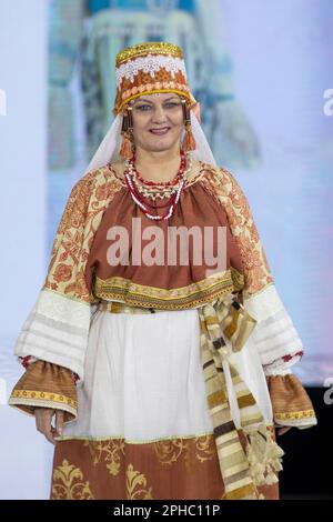 Moskau, Russland. 26. März 2023. Models präsentieren traditionelle russische Nationalkostüme auf einem Laufsteg als Teil der Show „Edges of the World“ beim Kids Fashion Week Kindermodefestival im Central Children's Store auf Lubjanka in Moskau, Russland Stockfoto