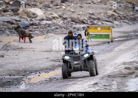 Die Menschenmenge im Lahul spiti zeigt kleine Restaurants, Abenteuersportarten mit der Familie auf der schneebedeckten Straße mit den Gipfeln des himalay im Stockfoto