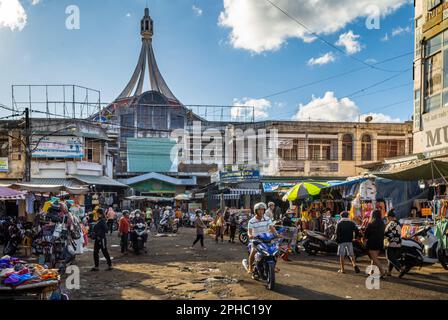 Ein allgemeiner Blick auf die Käufer auf dem Central Market in Pleiku, im zentralen Hochland von Vietnam. Stockfoto