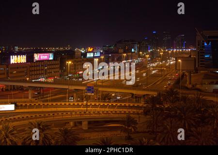 Dubai, VAE - März 21 2014: Autobahnen durch Dubai, die größte und bevölkerungsreichste Stadt in den Vereinigten Arabischen Emiraten (VAE). Stockfoto