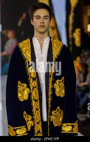 Moskau, Russland. 26. März 2023. Ein Modell präsentiert ein Tatar-Nationalkostüm (Tatarstan-Region) auf einem Laufsteg als Teil der Show „Edges of the World“ auf dem Kids Fashion Week Children's Store in Lubjanka in Moskau, Russland Stockfoto