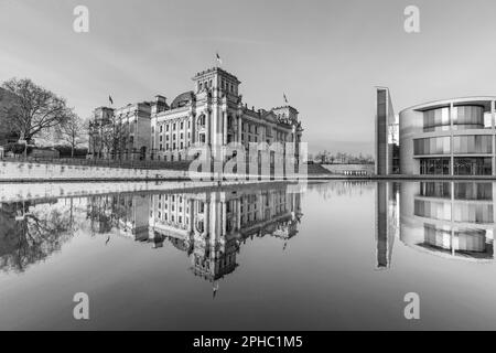 Reichstag mit Reflexion in der Spree am frühen Morgen. Stockfoto