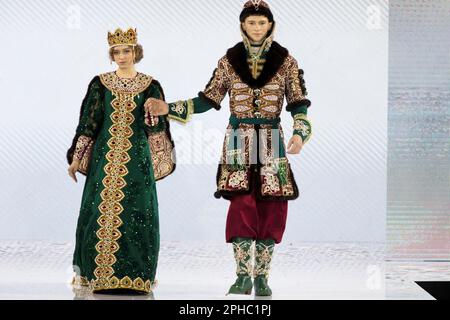 Moskau, Russland. 26. März 2023. Models präsentieren stilisierte historische Kostüme russischer Prinzen als Teil der Sammlung „Facets of the World“ auf dem Laufsteg der KIDS FASHION WEEK im Central Children's Store auf Lubjanka in Moskau, Russland Stockfoto