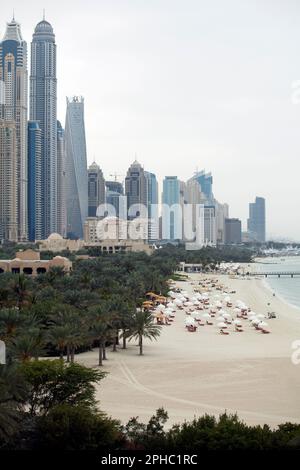 Wolkenkratzer mit Blick auf den Strand an der Dubai Marina Stockfoto