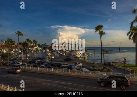 Wunderschöne Aussicht auf den Hafen von Oranjestad, Aruba bei Sonnenuntergang. Aruba. Oranjestad. Stockfoto