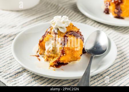 Hausgemachtes gebratenes Eis als Dessert mit Schokolade und Schlagsahne Stockfoto