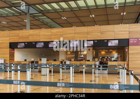 BERLIN, DEUTSCHLAND - 22. MÄRZ 2023: Check-in-Schalter am internationalen Flughafen Willy Brandt. Stockfoto