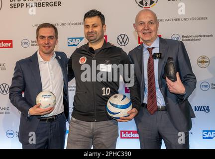 Berlin, Deutschland. 27. März 2023. Fußball: Sepp-Herberger-Preisverleihung, Deutsche Telekom, Capital Representative Office. Philipp Lahm (l-r), ehemaliger deutscher Nationalspieler Serdal Celebi, blinder Fußballspieler, und Bernd Neuendorf, Präsident des Deutschen Fußballverbands (DFB), kommen zur Preisverleihung. Kredit: Monika Skolimowska/dpa/Alamy Live News Stockfoto