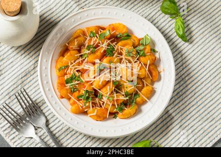 Hausgemachte italienische Tomaten-Gnocchi-Pasta mit Käse und Basilikum Stockfoto