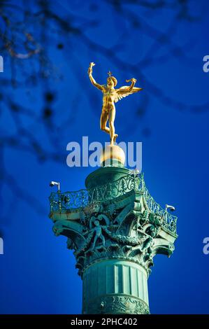 Eine goldene Statue auf der Juli-Säule auf dem Place de la Bastille in Paris, Frankreich Stockfoto