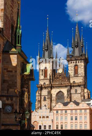 Berühmte Prager Wahrzeichen. Die Kirche unserer Lieben Frau vor den gotischen Tyns und die astronomische Uhr auf dem Altstädter Ring Stockfoto
