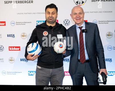 Berlin, Deutschland. 27. März 2023. Fußball: Sepp-Herberger-Preisverleihung, Deutsche Telekom, Capital Representative Office. Serdal Celebi (l), blinder Fußballspieler, und Bernd Neuendorf, Präsident des Deutschen Fußballverbandes (DFB), kommen zur Preisverleihung. Kredit: Monika Skolimowska/dpa/Alamy Live News Stockfoto