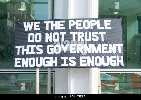 Protestzeichen auf der SOS NHS National Demo in London, Unterstützung streikender Gesundheitspersonal und Protest gegen die Krise, die durch staatliche Kürzungen verursacht wurde. Stockfoto