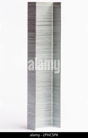Nahaufnahme einer Bar mit Büroklammern aus Metall Stockfoto