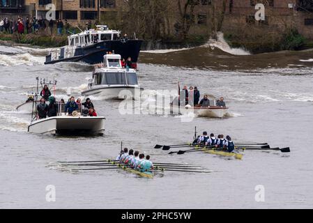 Bootsrennen 2023. Cambridge führt Oxford in Richtung Ziellinie im Männerrennen, wobei die folgenden Flottillen das Flussufer waschen. Wach Auf Stockfoto