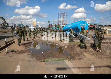 Nairobi, Kenia. 27. März 2023. Polizeibeamte, die sich gegen Aufstände wehren, wurden während einer Demonstration gesehen, die von der Azimio-Parteiführerin Raila Odinga über die Lebenshaltungskosten und die Regierung von Präsident William Ruto einberufen wurde. (Foto: John Ochieng/SOPA Images/Sipa USA) Guthaben: SIPA USA/Alamy Live News Stockfoto