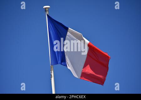 Marseille, Frankreich. 16. März 2023. Auf dem Gerichtsgebäude ist eine französische Flagge zu sehen. (Foto: Gerard Bottino/SOPA Images/Sipa USA) Guthaben: SIPA USA/Alamy Live News Stockfoto