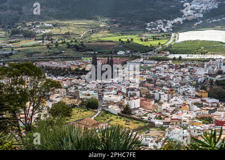 Panoramablick auf Arucas mit San Juan Bautista Kirche, Gran Canaria Insel, Kanarische Inseln in Spanien. Gesehen von Mirador de la Montana de Arucas Stockfoto