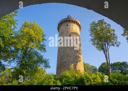 Antiker runder Steinturm Jakobinka. Ein Überbleibsel des erloschenen mittelalterlichen Oberen Schlosses Rozmberk. Rozmberk nad Vltavou, Tschechische Republik Stockfoto