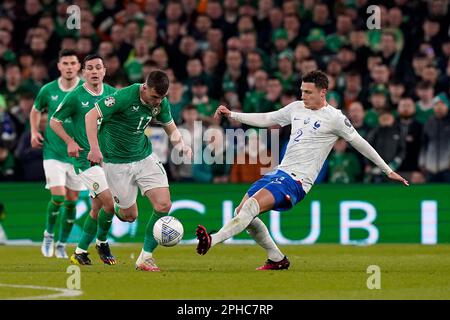 Frankreichs Benjamin Pavard fouls Jason Knight aus der Republik Irland während des Qualifikationsspiels der UEFA Euro 2024 Gruppe B im Aviva Stadium, Dublin, Irland. Foto: Montag, 27. März 2023. Stockfoto