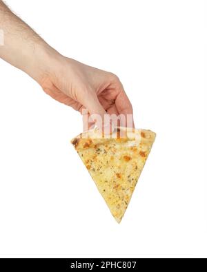 Ein Stück Pizza, vier Käsesorten in einer Hand auf einem weißen, isolierten Hintergrund Stockfoto