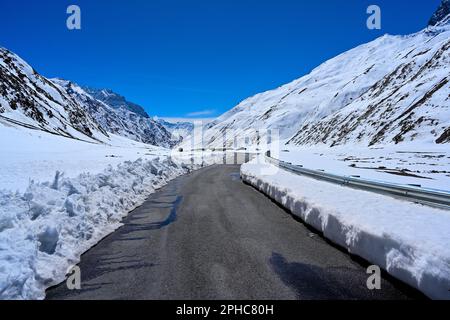 Die Straße verschwindet in schneebedeckten Landschaften Stockfoto