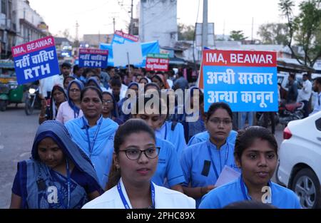 Beawar, Indien, 27. März 2023: Ärzte und Gesundheitspersonal veranstalten eine Protestkundgebung gegen das Rajasthan-Recht auf Gesundheitsgesetz in Beawar. Das Gesetz, das am 21. März in der Rajasthan-Versammlung per Stimmabgabe verabschiedet wurde, gibt jedem Bewohner des Staates das Recht auf Notfallbehandlung und Versorgung „ohne Vorauszahlung der erforderlichen Gebühren oder Gebühren“ durch eine öffentliche Gesundheitseinrichtung, Gesundheitseinrichtung und bestimmte Gesundheitszentren. Kredit: Sumit Saraswat/Alamy Live News Stockfoto