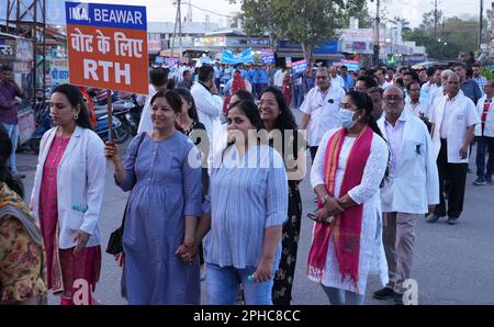 Beawar, Indien, 27. März 2023: Ärzte und Gesundheitspersonal veranstalten eine Protestkundgebung gegen das Rajasthan-Recht auf Gesundheitsgesetz in Beawar. Das Gesetz, das am 21. März in der Rajasthan-Versammlung per Stimmabgabe verabschiedet wurde, gibt jedem Bewohner des Staates das Recht auf Notfallbehandlung und Versorgung „ohne Vorauszahlung der erforderlichen Gebühren oder Gebühren“ durch eine öffentliche Gesundheitseinrichtung, Gesundheitseinrichtung und bestimmte Gesundheitszentren. Kredit: Sumit Saraswat/Alamy Live News Stockfoto